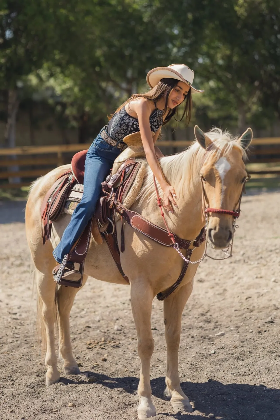 Luna con su caballo palomino