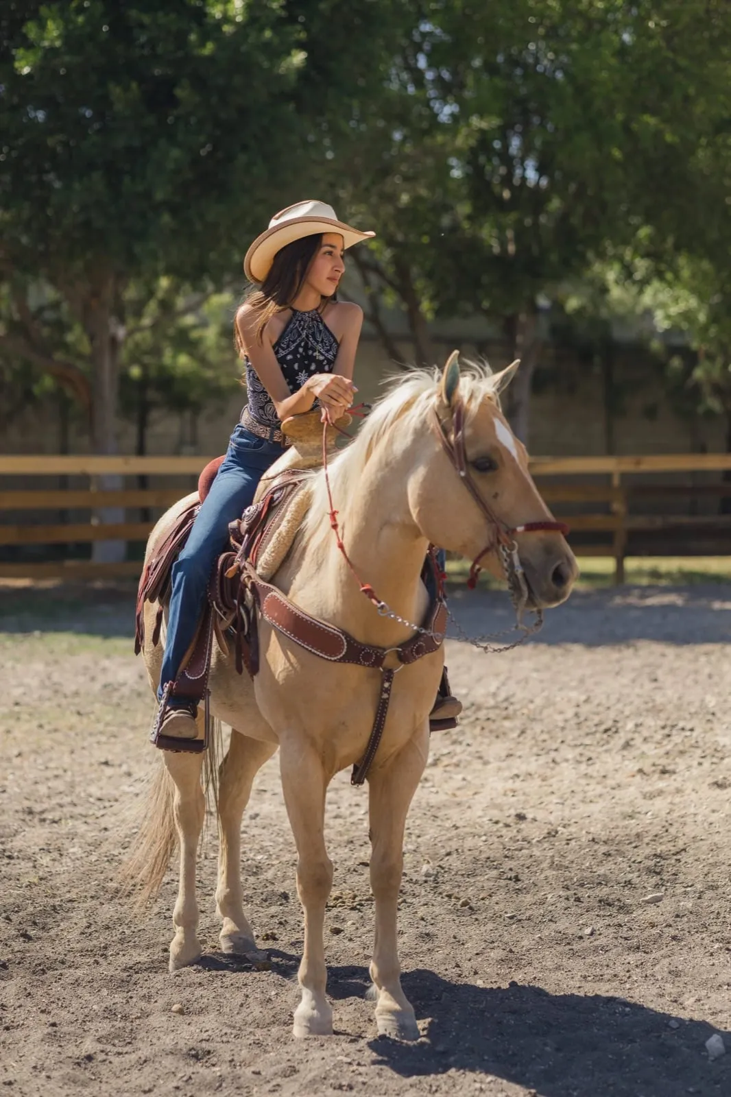 Luna a caballo en el rancho