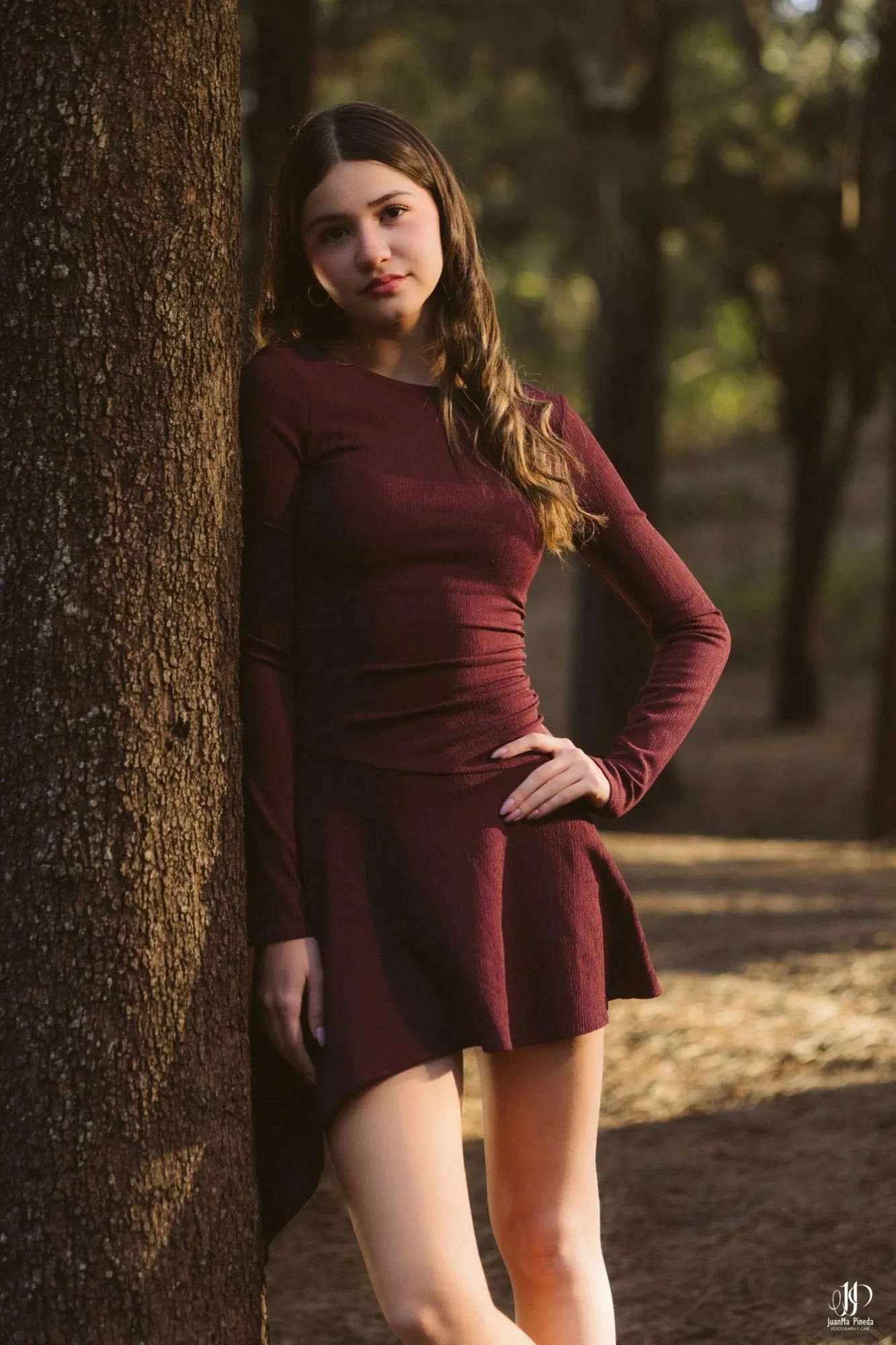 Regina junto a un árbol