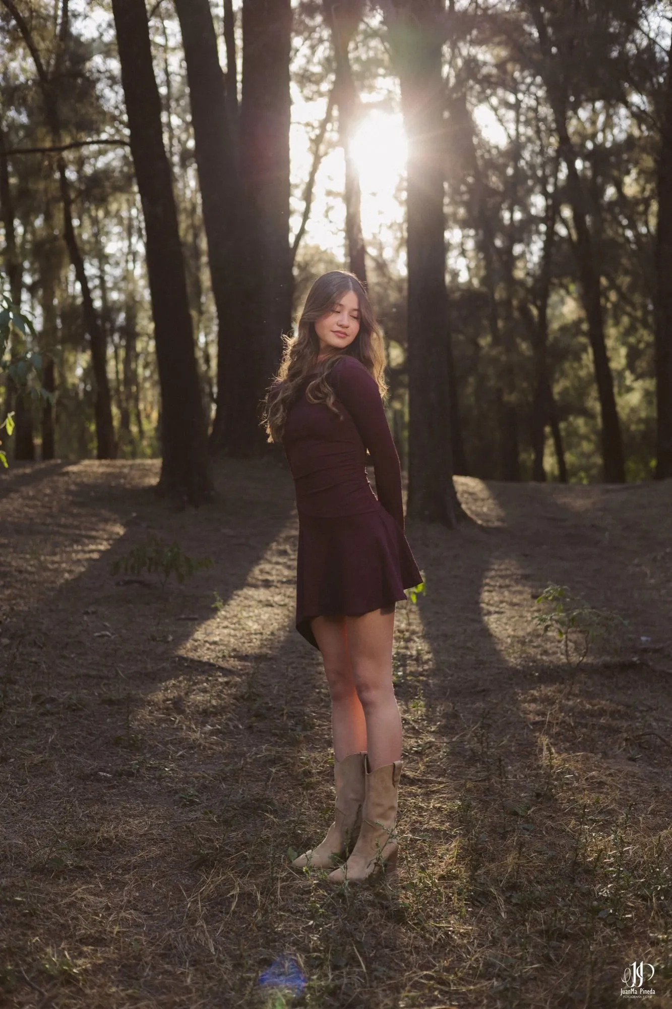 Regina caminando en el bosque